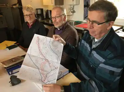 Erich D&uuml;&szlig;mann (rechts) zeigt den betreffenden rot schraffierten Hauptvorschlag-Trassenkorridor, Hans-Joachim Wallenhorst und Bj&ouml;rn Vosgerau (daneben, von rechts). Die drei Vereinsvorsitzenden machen gegen den Vorschlag mobil.