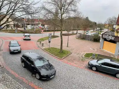 Hier soll es bald f&uuml;r Autos nicht mehr hinein-und hinausgehen: In diesem Bereich soll ein Wendehammer entstehen und sollen versenkbare Poller das Hinein- und Hinausfahren in Richtung Menkestra&szlig;e und Alte Ladestra&szlig;e unterbinden.