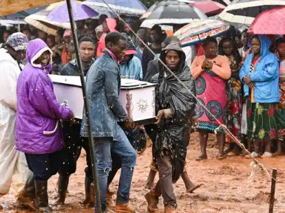 In Blantyre in Malawi wird ein Opfer des Zyklons beerdigt.