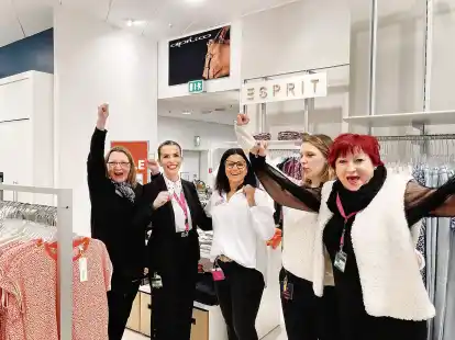 Oldenburg steht nicht mehr auf der Streichliste und die Freude ist sehr, sehr gro&szlig;: Die Mitarbeiterinnen von Galeria in Oldenburg jubeln &ndash; auch (v.li.) Corinna Pilny, Zana Borowitz, Gasali El Khatib-Schipper, Fidane Gashi und Bettina Borstorf sind extrem erleichert .