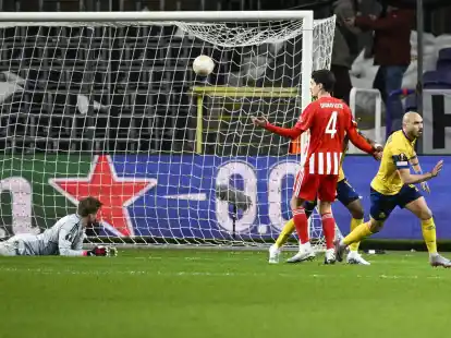 Teddy Teuma (r) von Royale Union Saint-Gilloise dreht nach seinem Treffer jubelnd ab.