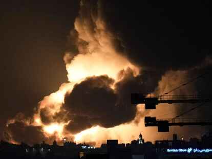 Eine Explosion und eine riesige Rauchwolke in der N&auml;he der Rennstrecke von Dschidda haben im Formel-1-Fahrerlager in Saudi-Arabien Sorgen ausgel&ouml;st.