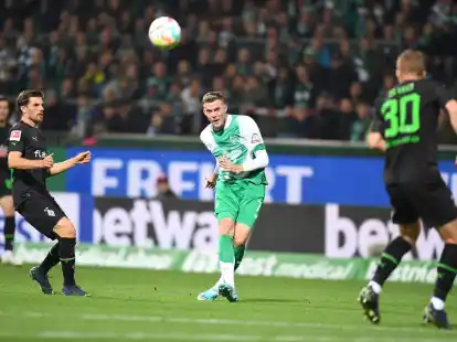 Gladbachs Jonas Hofmann (l) und Nico Elvedi (r) k&ouml;nnen Werders Marvin Ducksch nicht am Flanken hindern. Werder gewann mit 5:1 gegen Gladbach in der Hinrunde.