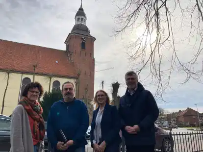 Dorothea Abeln (von links), Clemens Wilhelm, Monika S&uuml;dbeck-H&ouml;rmeyer (alle Pfarreirat St. Andreas) und der Leitende Pfarrer Bernd Strickmann haben sich zu den geplanten Pastoralen R&auml;umen ge&auml;u&szlig;ert.