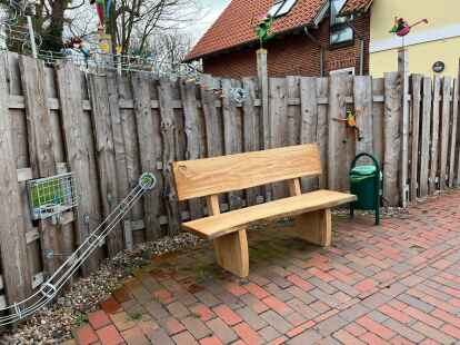 Diese  Bank vor dem Haus der Helden ist als Kommunikationsort gedacht, der die Inklusion der Familienmitglieder und der mehrmals t&auml;glich vorbeikommenden Mitglieder der Lebensgemeinschaft Ovelg&ouml;nner M&uuml;hle f&ouml;rdern soll, indem sie dort verweilen und mit Ovelg&ouml;nner Einwohnern, die ebenfalls kurz Rast machen, ins Gespr&auml;ch kommen.