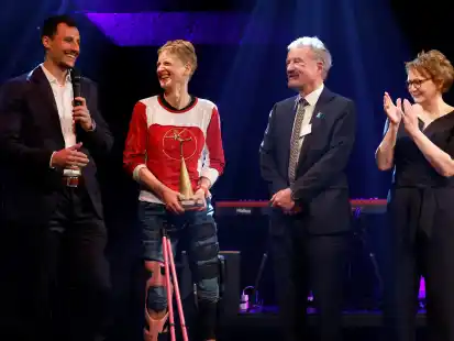 Ehrengast und Laudator Timur Oruz (von links) gratulierte Siegerin Tina Deeken aus Löningen ebenso wie BSN-Präsident Karl Finke und die niedersächsische Innen- und Sportministerin Daniela Behrens.