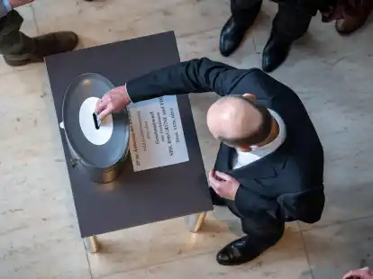 Bundeskanzler Olaf Scholz bei der Stimmabgabe im Rahmen der namentlichen Abstimmung im Bundestag.