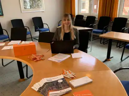 Die Projektleiterin Silvana Terdues war in Esens vor Ort, um B&uuml;rgerinnen und B&uuml;rger &uuml;ber den Glasfaserausbau zu informieren.