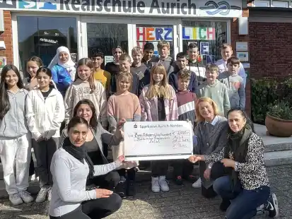 Wollen den Menschen im Erdbebengebiet helfen: Scheck&uuml;bergabe durch die Sch&uuml;ler an der Realschule Aurich mit Schulleiterin Kathrin Peters (rechts) an den Kurdischen Frauenrat Zelal mit Sultana Alim (vorne links) und zwei weiteren Vertreterinnen.