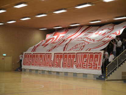 Eine gewisse Rivalit&auml;t: Beim Hinspiel gegen die Baskets Juniors, die fr&uuml;her unter dem Dach des OTB spielten, zeigten die Turnerbund-Fans eine gro&szlig;e Choreo in der Halle am Haarenufer.