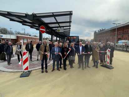 Mit dem Durchtrennen eines Bandes wurde der modernisierte ZOB in Leer in Betrieb genommen.