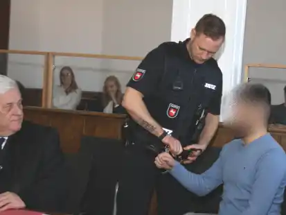 Mordprozess in Aurich: Der 27-j&auml;hrige Angeklagte (rechts) wollte sich laut seinem Verteidiger Martin Lindemann (links) vor dem Schwurgericht nicht zu den Vorw&uuml;rfen gegen ihn &auml;u&szlig;ern.