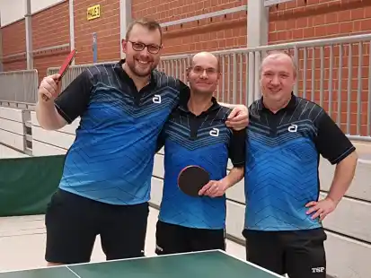 Freuten sich über den Pokalsieg: Jan Hendrik Schütte (von links), Thomas Gediga und Jens Urbanski vom TSV Ganderkesee. Sie gewannen im Finale 4:3 gegen Großenkneten.