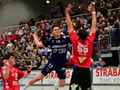 Sven Eberlein (am Ball) und die WHV-Handballer gewannen das Derby beim OHV Aurich mit 31:28.