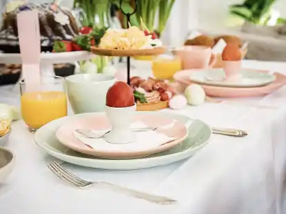 Die Ostertafel sollte nicht an Dekorationen rund ums Ei sparen.