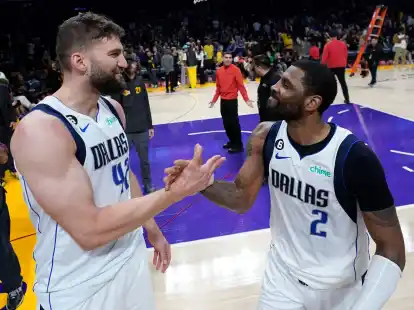 Dallas Mavericks-Guard Kyrie Irving jubelt mit Maxi Kleber, nachdem dieser bei auslaufender Uhr einen 3-Punkte-Korb erzielt hat, der das Spiel gewann.