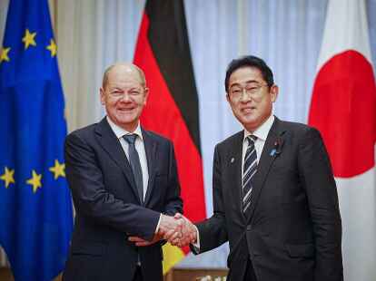Bundeskanzler Olaf Scholz wird von Fumio Kishida, dem japanischen Ministerpr&auml;sidenten, empfangen.
