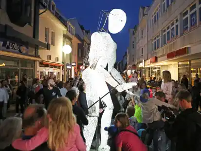 Laufende Leuchtskulptur beim Festival Living Statues in der Wilhelmshavener Innenstadt im September 2022.