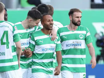 Die F&uuml;rther Spieler feiern den Sieg gegen den 1. FC Magdeburg.