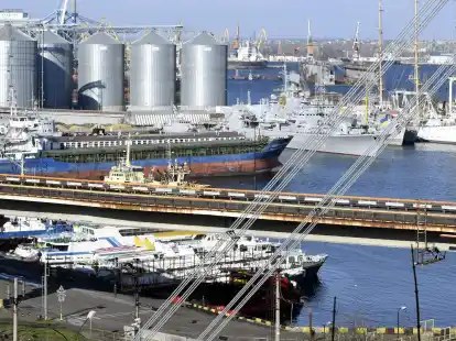 Getreidesilos im Hafen von Odessa. Russland hat einer Verl&auml;ngerung der Vereinbarung &uuml;ber die weiteren Exporte von ukrainischem Getreide &uuml;ber drei Schwarzmeerh&auml;fen zugestimmt.