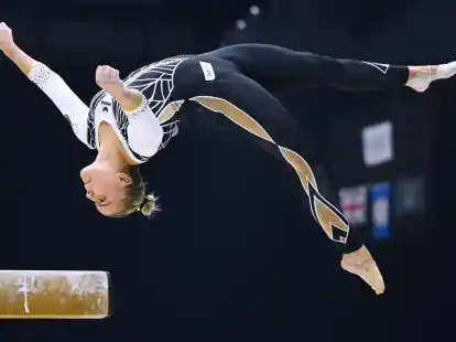 Emma Leonie Malewski turnt am Schwebebalken.