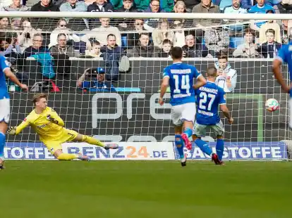 Hoffenheims Andrej Kramaric (2.v.r) trifft vom Elfmeterpunkt zum 2:0 gegen Herthas Torwart Oliver Christensen (2.v.l).