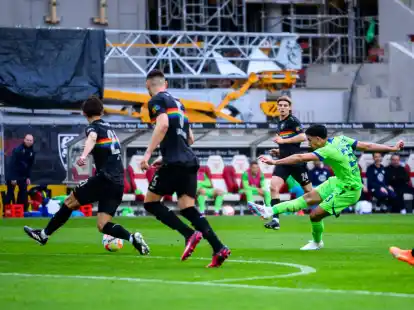 Omar Marmoush (r) erzielt das Tor zur Wolfsburger 1:0-F&uuml;hrung in Stuttgart.
