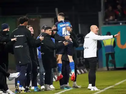 Darmstadts Filip Stojilkovic (2.v.r) jubelt mit den Teamkollegen &uuml;ber seinen Treffer zum 1:0.