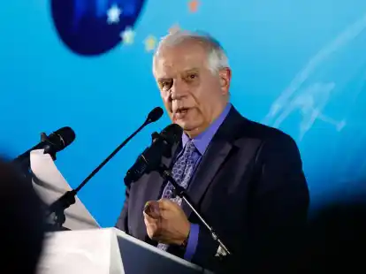 EU-Au&szlig;enbeauftragter Josep Borrell spricht nach dem Treffen zwischen Spitzenvertretern Serbiens und des Kosovos mit Journalisten.