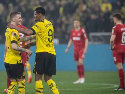Dortmunds Sebastien Haller (r) gratuliert Marco Reus zu seinen beiden Treffern.