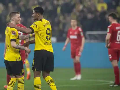 Dortmunds Sebastien Haller (r) gratuliert Marco Reus zu seinen beiden Treffern.