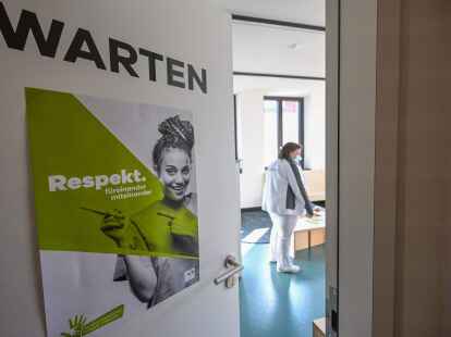 &laquo;Respekt f&uuml;reinander miteinander&raquo;: Plakat an der T&uuml;r eines Wartezimmers in einer Arztpraxis.