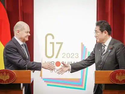 Shakehands: Bundeskanzler Olaf Scholz (l.) und Japans Ministerpr&auml;sident Fumio Kishida.