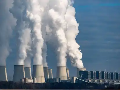 Wasserdampf steigt aus den K&uuml;hlt&uuml;rmen des Braunkohlekraftwerks J&auml;nschwalde in Brandenburg.