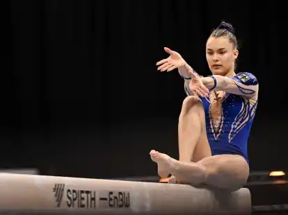 Jessica Schlegel turnt am Schwebebalken auf den ersten Platz.