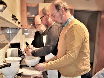 Norbert Stieglitz und Tammo Schlieker (von links) mit den drei M&auml;nnern der Kochgruppe, die anonym bleiben m&ouml;chten, beim Schnippeln der Zutaten