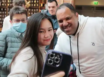 In der Nordseepassage hat Ailton vor dem Jadebusen-Shop Autogramme gegeben. Auch Tran Thi Phuong Thao konnte ein Selfie mit Ailton ergattern.