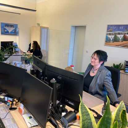 Heike Robotta (hinten li.) und Martina Otten arbeiten im B&uuml;rgerb&uuml;ro Mitte und betreuen dort die Kunden mit ihren vielf&auml;ltigen Anliegen.