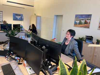 Heike Robotta (hinten li.) und Martina Otten arbeiten im B&uuml;rgerb&uuml;ro Mitte und betreuen dort die Kunden mit ihren vielf&auml;ltigen Anliegen.