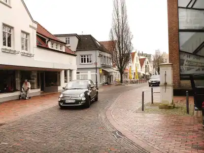 Aktuell kann man den Kirchplatz in Jever noch mit dem Auto umkreisen. Die Seite des Platzes, an der Gastronomie ans&auml;ssig ist, soll k&uuml;nftig &ndash; so die &Uuml;berlegung &ndash; w&auml;hrend der Sommermonate und der zeit der Au&szlig;engastronomie vom Autoverkehr befreit werden.