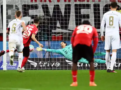 Exequiel Palacios (2.v.l) war Leverkusens Matchwinner beim Sieg gegen die Bayern.
