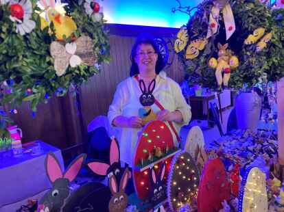 Monika Peters aus Hude bot bei Menkens Kr&auml;nze und beleuchtete Ostereier an.