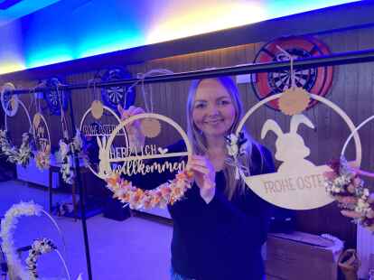 Christina Hoffmann aus Hengsterholz macht Kr&auml;nze aus echten Blumen. Sie stellte im Gasthaus Menkens in Hoykenkamp aus.