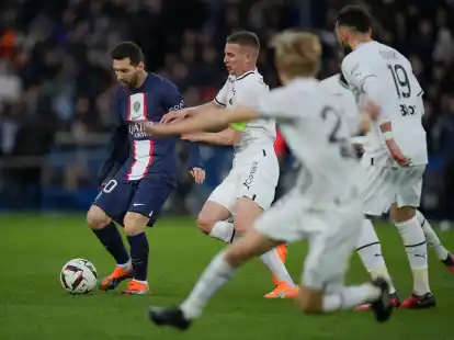 Weltmeister Lionel Messi (l) musste sich mit PSG erneut Stade Rennes geschlagen geben.