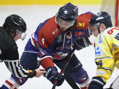 Im ersten Finalspiel der Eishockey-Regionalliga Nord gewann der ECW Sande (Mitte) mit 5:1 gegen Adendorf.