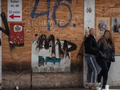 Prostituierte warten auf der Kaiserstra&szlig;e im Frankfurter Bahnhofsviertel auf Freier.