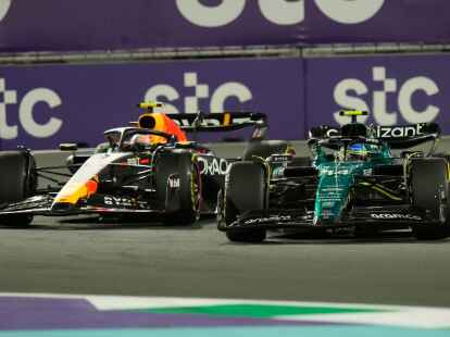 Aston-Martin-Pilot Fernando Alonso aus Spanien f&uuml;hrt beim Start.