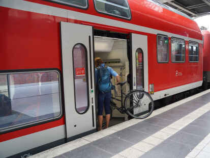 Die Mitnahme eines Fahrrads wird Bahnreisende mit einem &bdquo;Deutschland-Ticket&ldquo; vor planerische Herausforderungen stellen.