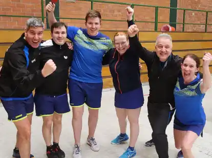 Berechtigter Jubel: Jens Kallina (von links), Eric Stroenstad, Steffen Kopperschmidt, Vanessa Black, Carsten Luks und Stefanie Gichtbrock feiern die Staffelmeisterschaft in der 2. Bezirksklasse. Es fehlt Ersatzspielerin Martina Krieger.