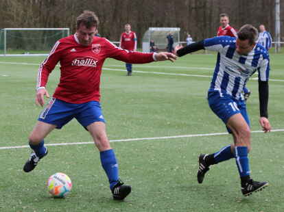 Zu einem 5:1-Sieg kamen die Altherren des VfL Wilhelmshaven (links) gegen die SG Wangerland.